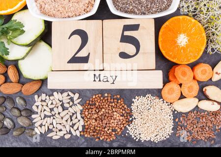 Nahrhafte gesunde Ernährung und 25. Mai auf Würfel Kalender als Datum der Welt Schilddrüse Tag. Probleme mit Schilddrüsenkonzept. Zutaten mit natürlichen Vitami Stockfoto