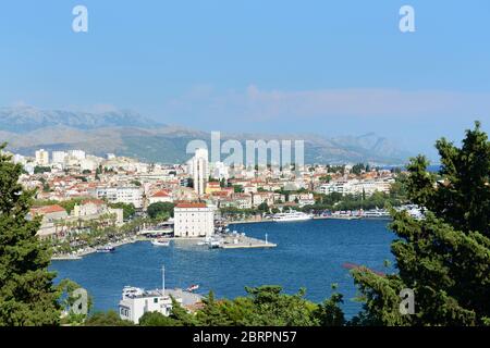 Das schöne Gebäude an der Küste in Split, Kroatien. Stockfoto