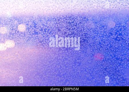 Frostigen Muster auf dem Glas. Die Figur ist aus kalter Luft Stockfoto