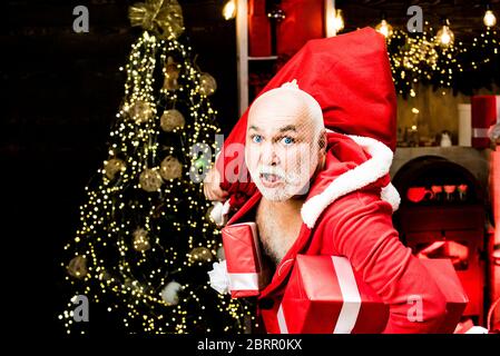 Kriminelle weihnachten. Weihnachten und Neujahr Gruß von der Polizeistation. Gefährlicher Einbrecher in Santa Kostüm gekleidet Stockfoto