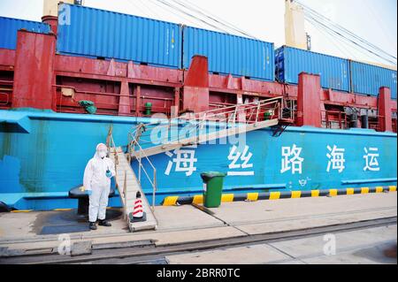 22. Mai 2020, Hunchun, Hunchun, China: JilinÃ¯Â¼Å'CHINA-am 15. Mai 220 Container Verladung hunchun der provinz jilin 'Meer Seidenstraße Nr. 1'' Runde Mais von der russischen Firma rubino Hafen in shandong Qingdao Hafen angekommen, dies ist auch die ''hunchun - gebunden rubino - ningbo'' nach einer anderen neuen inländischen Handelswaren grenzüberschreitenden Transportwegen, jilin Provinz jilin Provinz Inlandshandel Outbound bildete das neue Muster der 'Dual Parallel''. Es ist von großer Bedeutung für die provinz jilin, einen neuen Kanal des innerstaatlichen Handels Transport durch ''Kreditaufnahme Häfen zu gehen auf See' zu öffnen, um zu entführen Stockfoto