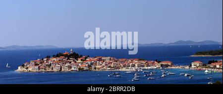 Schöne malerische Städte und Inseln entlang der Adriaküste zwischen Zadar und Split in Kroatien. Stockfoto