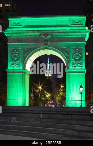 New York, Usa. Mai 2020. Das Empire State Building ist inmitten des Bogens des Washington Square Park in grünen Farben zu Ehren der New York City Park Profis in den Vereinigten Staaten gesehen. New York City ist das Epizentrum der Coronavirus-Pandemie (COVID-19). Quelle: Brasilien Foto Presse/Alamy Live News Stockfoto