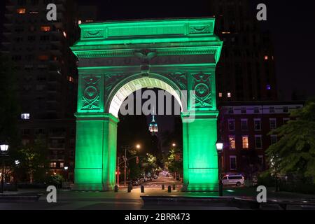 New York, New York, USA. Mai 2020. Das Empire State Building ist inmitten des Bogens des Washington Square Park in grünen Farben zu Ehren der New York City Park Profis in den Vereinigten Staaten gesehen. New York City ist das Epizentrum der Coronavirus-Pandemie Kredit: William Volcov/ZUMA Wire/Alamy Live News Stockfoto