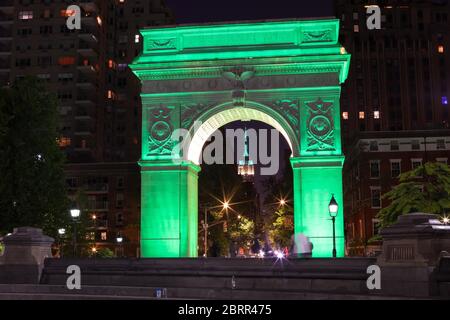 New York, New York, USA. Mai 2020. Das Empire State Building ist inmitten des Bogens des Washington Square Park in grünen Farben zu Ehren der New York City Park Profis in den Vereinigten Staaten gesehen. New York City ist das Epizentrum der Coronavirus-Pandemie Kredit: William Volcov/ZUMA Wire/Alamy Live News Stockfoto