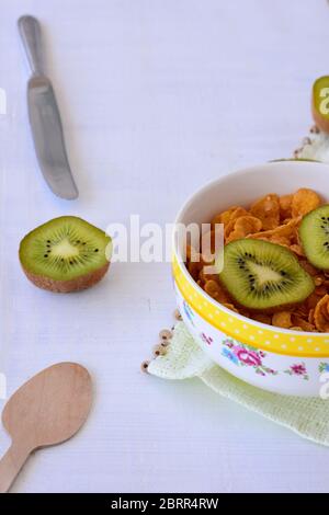 Gesunde Ernährung/ leckere reife Kiwi-Früchte in einer Keramikschale/ gesundes Essen oder helathischer Lebensstil/ Grüner saftiger Kiwi/ Konzeptuelles Bild der Ernährung Stockfoto