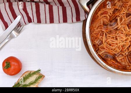 Gebackene Pasta mit Tomaten, Speck und Käse aus nächster Nähe in einer Schüssel / traditionelle italienische Küche Stockfoto