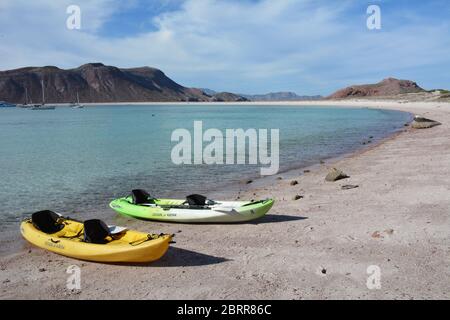 Kajaks auf einem Strand auf Isla San Francisco im Meer von Cortez, Baja California Sur, Mexiko. Stockfoto