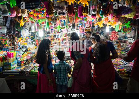 Jaffna / Sri Lanka - 15. August 2019: Die Einheimischen genießen während der religiösen Feier im Nallur Tempel die Messe Stockfoto