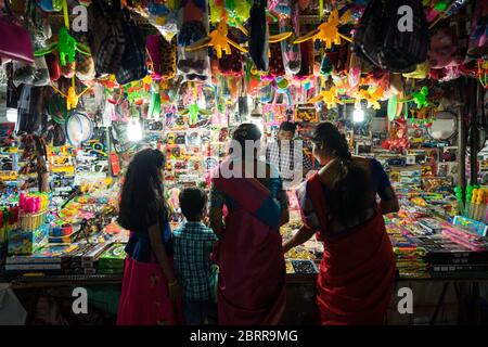 Jaffna / Sri Lanka - 15. August 2019: Die Einheimischen genießen während der religiösen Feier im Nallur Tempel die Messe Stockfoto