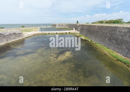 Jaffna / Sri Lanka - 15. August 2019: Asiatische Frau yount Alleinreisende tun Tourismus in historischen Jaffna Fort, Festung, Frau Tourist Stockfoto