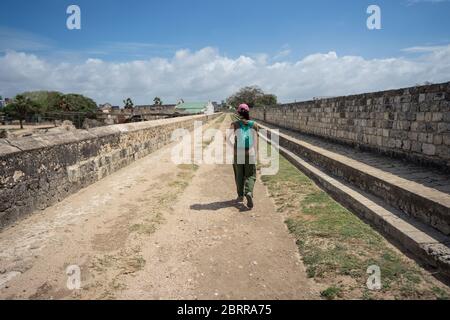 Jaffna / Sri Lanka - 15. August 2019: Asiatische Frau yount Alleinreisende tun Tourismus in historischen Jaffna Fort, Festung, Frau Tourist Stockfoto