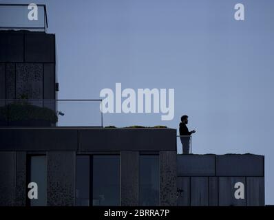 Williamsburg, Usa. Mai 2020. Ein Mann steht während der "Thank you Hour" auf einem Balkon und applaudiert am Donnerstag, dem 21. Mai 2020, den medizinischen und grundlegenden Arbeitern der Stadt in New York City zu Ehren. Die Todesrate des US-Coronavirus liegt jetzt über 90,000 und die Zahl der gemeldeten Fälle übersteigt 1.5 Millionen. Foto von John Angelillo/UPI Quelle: UPI/Alamy Live News Stockfoto