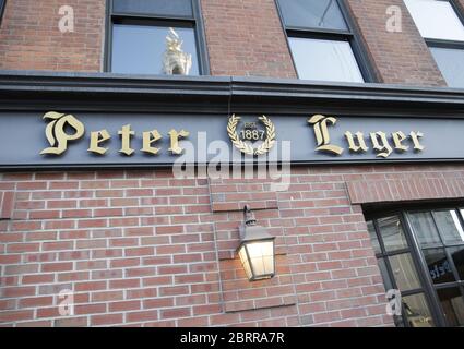 Williamsburg, Usa. Mai 2020. Peter Luger Steak House ist offen für Bestellungen während der Coronavirus Pandemie in New York City am Donnerstag, 21. Mai 2020. Die Todesrate des US-Coronavirus liegt jetzt über 90,000 und die Zahl der gemeldeten Fälle übersteigt 1.5 Millionen. Foto von John Angelillo/UPI Quelle: UPI/Alamy Live News Stockfoto