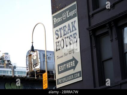 Williamsburg, Usa. Mai 2020. Peter Luger Steak House ist offen für Bestellungen während der Coronavirus Pandemie in New York City am Donnerstag, 21. Mai 2020. Die Todesrate des US-Coronavirus liegt jetzt über 90,000 und die Zahl der gemeldeten Fälle übersteigt 1.5 Millionen. Foto von John Angelillo/UPI Quelle: UPI/Alamy Live News Stockfoto