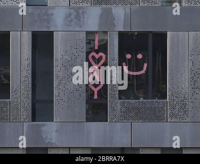 Williamsburg, Usa. Mai 2020. Am Donnerstag, den 21. Mai 2020, hängt ein Schild "I Love New York" an einem Wohnungsfenster in New York City. Die Todesrate des US-Coronavirus liegt jetzt über 90,000 und die Zahl der gemeldeten Fälle übersteigt 1.5 Millionen. Foto von John Angelillo/UPI Quelle: UPI/Alamy Live News Stockfoto