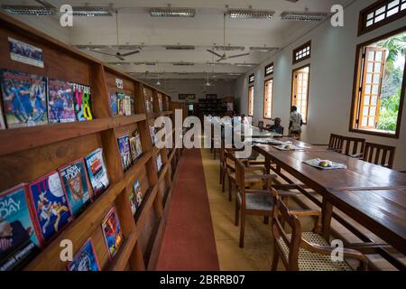 Jaffna / Sri Lanka - 15. August 2019: Das Innere ist voll mit Büchern und Tischen der öffentlichen Bibliothek von Jaffna, wo die Leute lesen Stockfoto