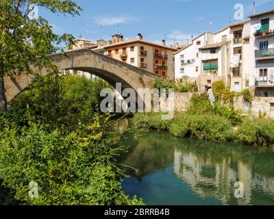 Pilgerbrücke (Puente de la Carcel) über den Fluss Ega - in Estella, Navarra, Spanien. Jakobsweg (Camino de Santiago de Compostela), Camin Stockfoto