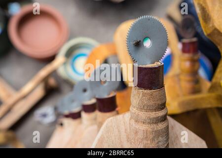 Jaffna / Sri Lanka - 15. August 2019: Werkzeug, um den weißen Teil der Kokosnüsse auf dem Markt verkauft zu nehmen Stockfoto