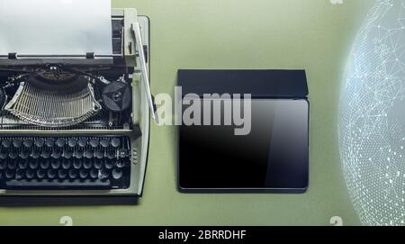 Analog Typewriter, Tablet, Global Network und Cloud Storage auf Green Surface. Kontinuität Der Generationen, Konzept Der Technologieentwicklung Stockfoto