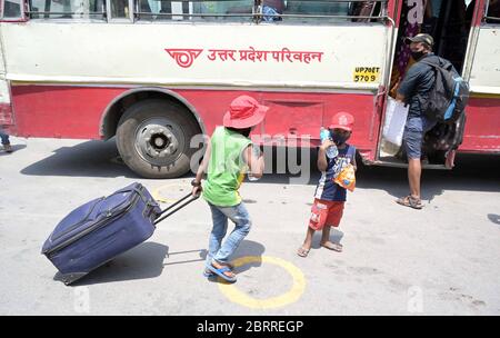 Prayagraj, Uttar Pradesh, Indien. Mai 2020. Prayagraj: Gestrandete Arbeiter kamen mit speziellen Bahnbrettbussen an, um ihre Heimatdörfer während der andauernden COVID-19-Sperre in Prayagraj, Freitag, 22. Mai 2020, anzukommen. Kredit: Prabhat Kumar Verma/ZUMA Wire/Alamy Live News Stockfoto