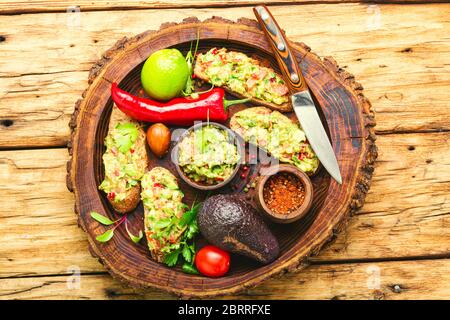 Guacamole und Guacamole Zutaten auf Retro-Holz Hintergrund Stockfoto