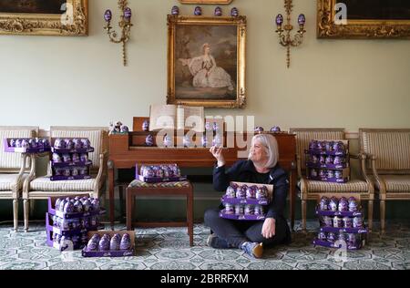 Claire Grant vom National Trust for Scotland mit einem Haufen Ostereier im Drawing Room des Georgian House des National Trust in Edinburgh, Da der Trust versucht, Häuser für mehr als 15,000 Schokoladeneier zu finden, die von Ostereierjagden übrig bleiben, die in ihren Häusern in Großbritannien aufgrund der Sperrung des Coronavirus abgesagt wurden. Stockfoto