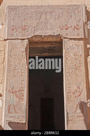 Hieroglypische Schnitzereien an der Dorrway-Wand am alten ägyptischen Tempel der Hatshetup in Luxor Stockfoto