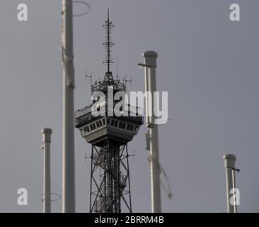 Berlin, Deutschland. Mai 2020. Der Funkturm erhebt sich zwischen Fahnenmasten in den Himmel. Nach der Aussperrung der Corona können Interessenten das Wahrzeichen ab heute wieder besuchen. Quelle: Paul Zinken/dpa-Zentralbild/dpa/Alamy Live News Stockfoto