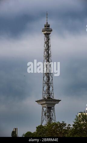 Berlin, Deutschland. Mai 2020. Der Funkturm ragt in den Himmel. Nach der Aussperrung der Corona können Interessenten das Wahrzeichen ab heute wieder besuchen. Quelle: Paul Zinken/dpa-Zentralbild/dpa/Alamy Live News Stockfoto