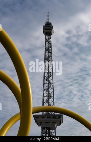 Berlin, Deutschland. Mai 2020. Der Funkturm ragt in den Himmel. Nach der Aussperrung der Corona können Interessenten das Wahrzeichen ab heute wieder besuchen. Quelle: Paul Zinken/dpa-zb-Zentralbild/dpa/Alamy Live News Stockfoto