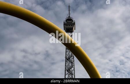 Berlin, Deutschland. Mai 2020. Der Funkturm ragt in den Himmel. Nach der Aussperrung der Corona können Interessenten das Wahrzeichen ab heute wieder besuchen. Quelle: Paul Zinken/dpa-zb-Zentralbild/dpa/Alamy Live News Stockfoto