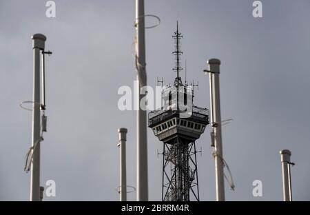 Berlin, Deutschland. Mai 2020. Der Funkturm erhebt sich zwischen Fahnenmasten in den Himmel. Nach der Aussperrung der Corona können Interessenten das Wahrzeichen ab heute wieder besuchen. Quelle: Paul Zinken/dpa-zb-Zentralbild/dpa/Alamy Live News Stockfoto