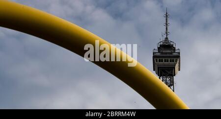 Berlin, Deutschland. Mai 2020. Der Funkturm ragt in den Himmel. Nach der Aussperrung der Corona können Interessenten das Wahrzeichen ab heute wieder besuchen. Quelle: Paul Zinken/dpa-Zentralbild/dpa/Alamy Live News Stockfoto