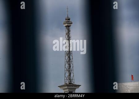 Berlin, Deutschland. Mai 2020. Die Spitze des Funkturms ist zwischen den Balken zu sehen. Nach der Aussperrung der Corona können Interessierte das Wahrzeichen ab heute wieder besuchen. Quelle: Paul Zinken/dpa-Zentralbild/dpa/Alamy Live News Stockfoto