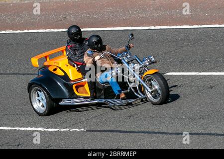 Rewaco Motorrad Fahrer; dreirädrigen Transport, orange Trike Motorräder, 3 Wheeler, Trike, Dreirad, 3 Rad Motorrad, Trikes Motorräder, Dreirad Motorrad, Fahrzeug, Straßen, Gelb zwei Sitzer Motorräder, Motorrad Fahrer auf der Autobahn M6 Chorley, Großbritannien Stockfoto