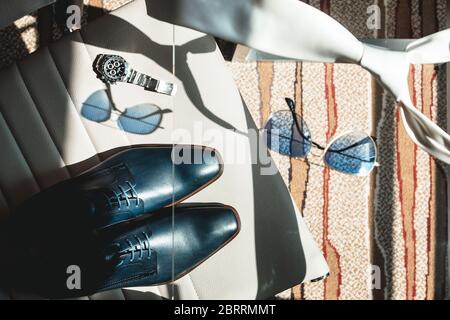 Details zur Hochzeit. Klassische Bräutigam-Accessoires. Stockfoto