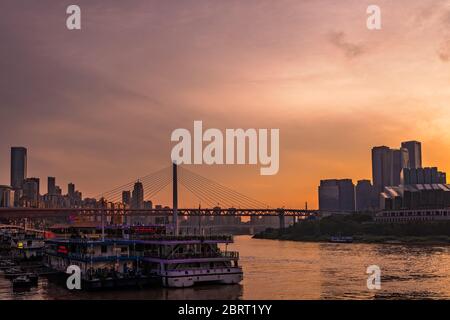 Chongqing, China - August 2019 : Passagierschiff bereit für die Kreuzfahrt auf dem Zusammenfluss von Yangtze und Jialing Flüsse in Chongqing Stadt bei d Stockfoto