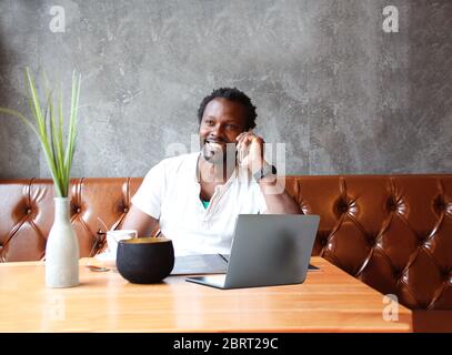 Heimbüro und Geschäftsgespräch Stockfoto