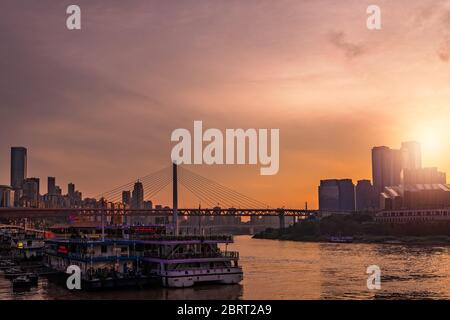 Chongqing, China - August 2019 : Passagierschiff bereit für die Kreuzfahrt auf dem Zusammenfluss von Yangtze und Jialing Flüsse in Chongqing Stadt bei d Stockfoto