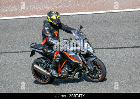 KTM Motorradfahrer; Zweiradtransport, orangene Motorräder, Fahrzeug, Straßen, Motorräder, Motorradfahrer, die auf der Autobahn M6 Chorley fahren, Großbritannien Stockfoto