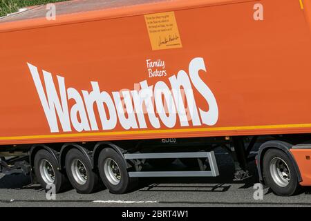 Warburtons orange Spedition LKW, Bäckerei LKW, Lebensmittel Transport, LKW, Frachtführer, Fahrzeug, europäischen gewerblichen Transport, Industrie, M6 in Manchester, Großbritannien Stockfoto