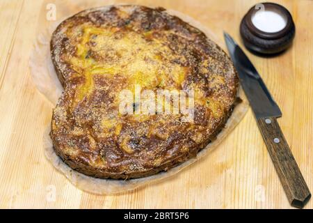 Hausgemachte Hefe-freie Kuchen auf Kefir mit einer Füllung aus Fischkonserven und Kartoffeln, Nahaufnahme. Ein herzhaftes Gericht für einen Flexitarian Stockfoto