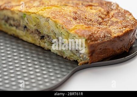 Hausgemachte Hefe-freie Kuchen auf Kefir mit einer Füllung aus Fischkonserven und Kartoffeln, Nahaufnahme. Ein herzhaftes Gericht für einen Flexitarian Stockfoto