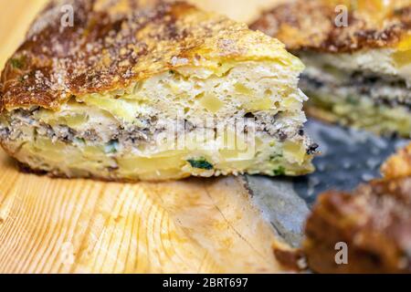 Hausgemachte Hefe-freie Kuchen auf Kefir mit einer Füllung aus Fischkonserven und Kartoffeln, Nahaufnahme. Ein herzhaftes Gericht für einen Flexitarian Stockfoto