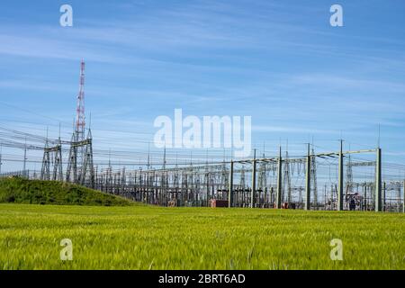 Hochspannungs-Relaisstation in Deutschland gesehen Stockfoto