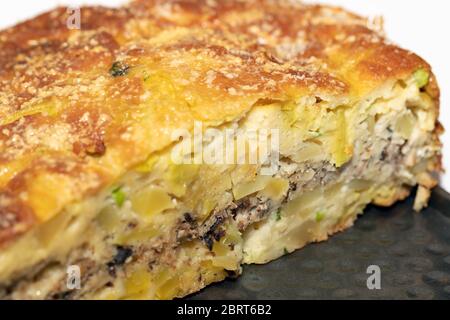 Hausgemachte Hefe-freie Kuchen auf Kefir mit einer Füllung aus Fischkonserven und Kartoffeln, Nahaufnahme. Ein herzhaftes Gericht für einen Flexitarian Stockfoto