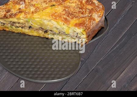 Hausgemachte Hefe-freie Kuchen auf Kefir mit einer Füllung aus Fischkonserven und Kartoffeln, Nahaufnahme. Ein herzhaftes Gericht für einen Flexitarian Stockfoto