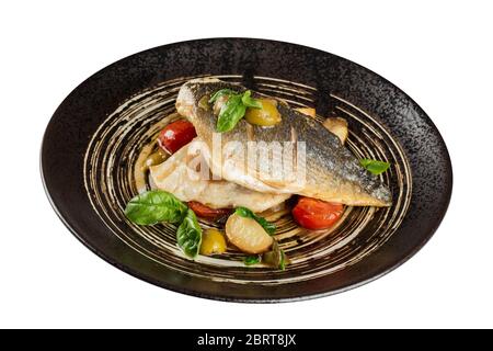 Gegrilltes Fischfilet mit Beilage. Serviert in einem schwarzen Teller auf weißem Hintergrund isoliert. Stockfoto