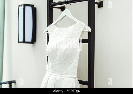 Wunderschöne weiße Hochzeitskleid auf einer Feuerleiter auf dem Balkon. Braut Accessoires in einem Hochzeitstag Stockfoto
